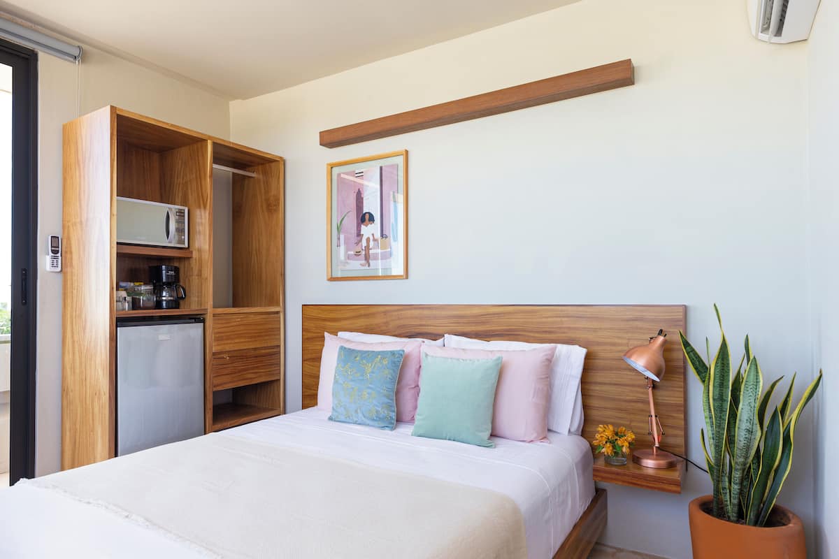 Habitación de luna de miel, balcón, vista a la ciudad | Caja de seguridad en la habitación y espacio para trabajar con laptop