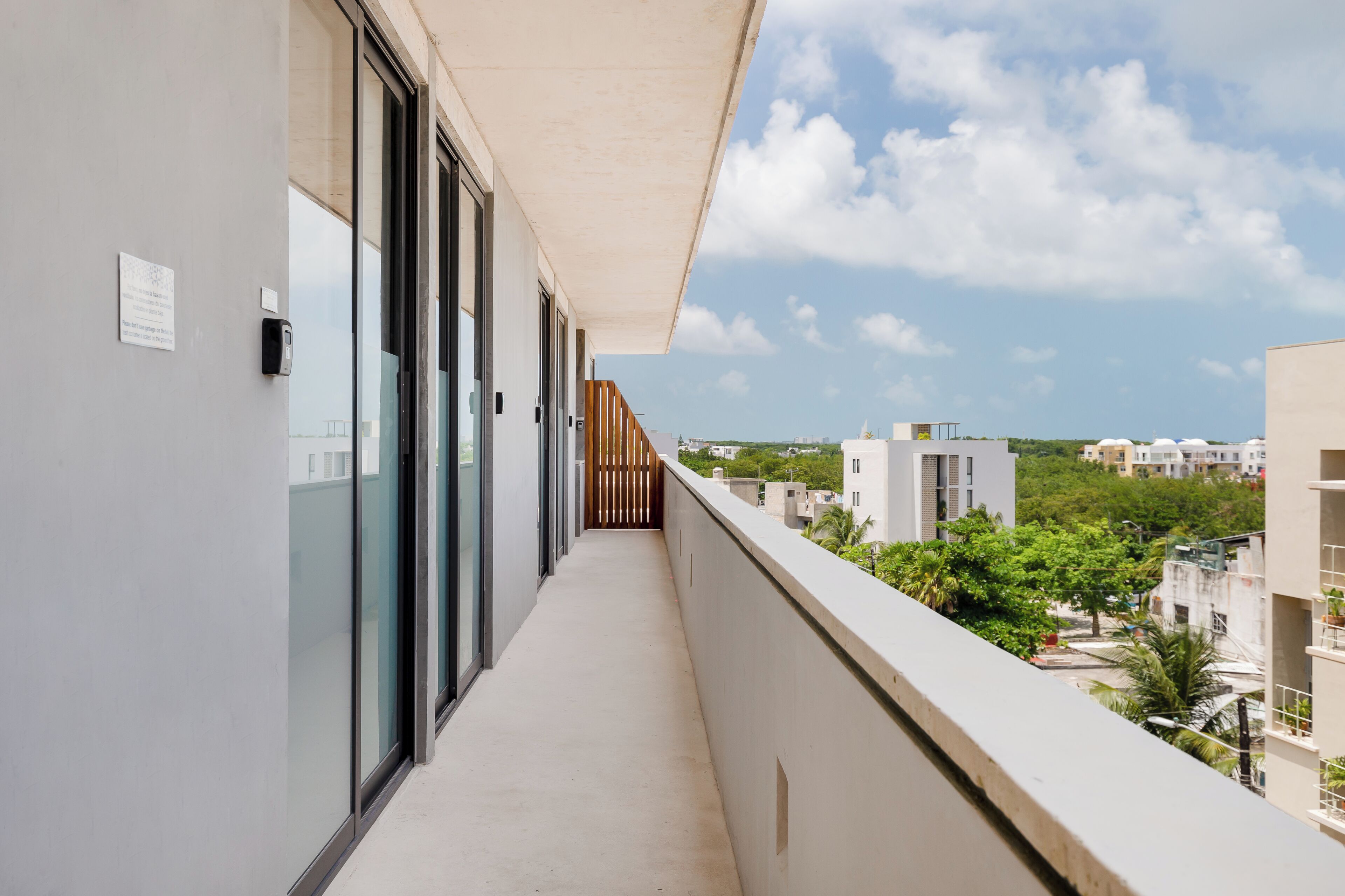 Un balcon donnant sur d’autres immeubles et sur un espace verdoyant.