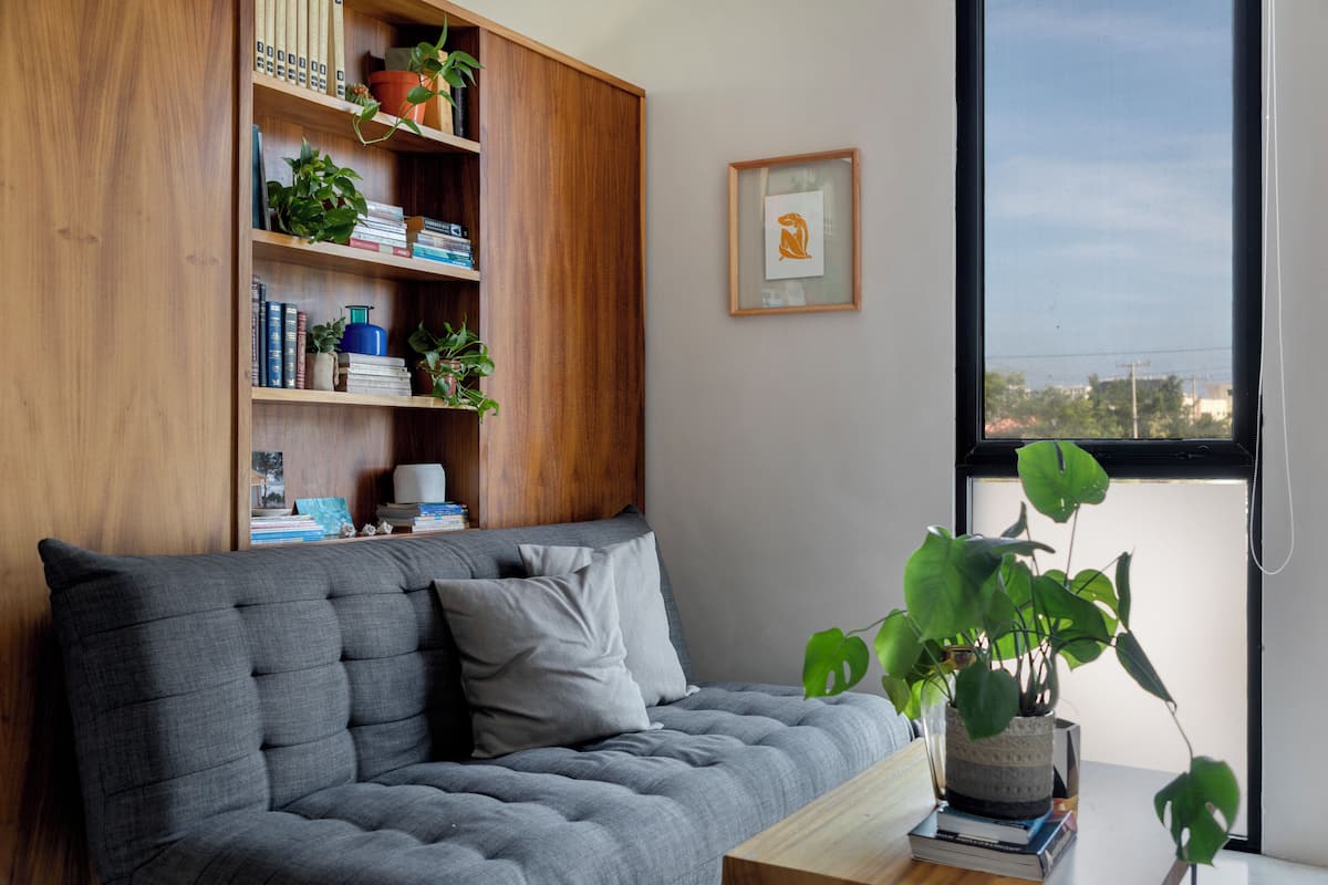 Estudio de diseñador, balcón, vista al parque | Área de sala de estar