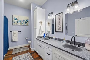 Hair dryer, towels, soap, toilet paper - Serene 1750 Sq Ft Loft Luxury Apartment (Deshler)