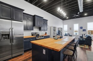 Private kitchen - Serene 1750 Sq Ft Loft Luxury Apartment (Deshler)