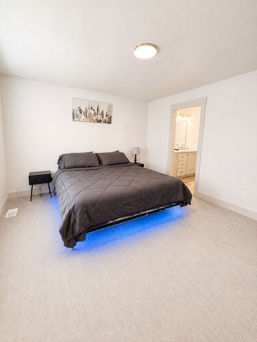 Clean & Contemporary 3BR Near Everything