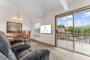 TV, offices - The Cozy Groves in Fall Creek (Branson)