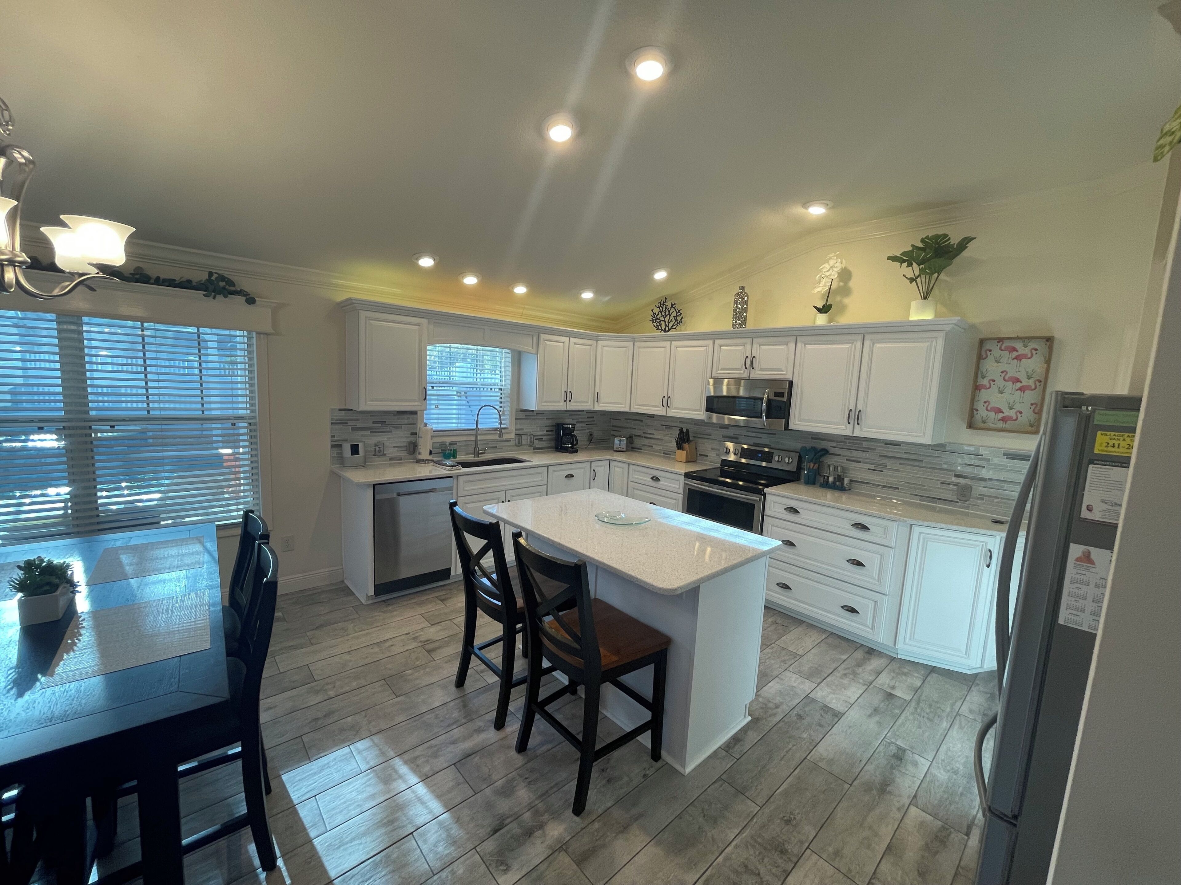 Refrigerador, microondas, horno, placa de cocina