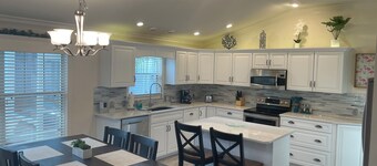 Sunshine Stay Villa #2 at Lake Sumter Landing w/ Sparkling Private Pool & Spa