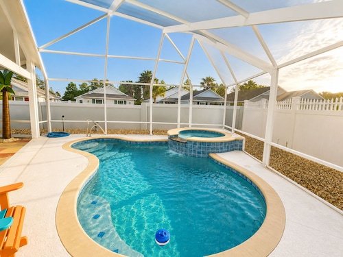 Sunshine Stay Merryweather at Lake Sumter Landing w/ Sparkling Private Pool /Spa