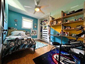 Room - The Blue House on Pine | Walk to Downtown, Queen's University, & Memorial Ctr (Kingston)