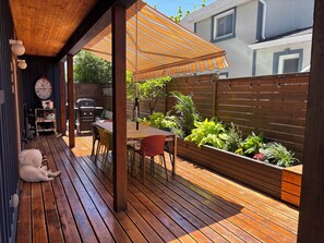 Outdoor dining - The Blue House on Pine | Walk to Downtown, Queen's University, & Memorial Ctr (Kingston)