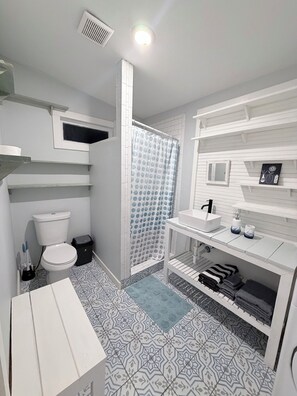 Dusche, Handtücher, Toilettenpapier
