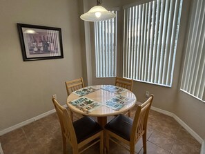 Dining - Charming 3-bedroom townhome 20 mins from Disney! (Kissimmee)