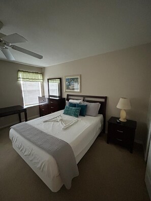 3 bedrooms, iron/ironing board, WiFi, bed sheets - Charming 3-bedroom townhome 20 mins from Disney! (Kissimmee)