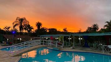 3 piscine all'aperto, ombrelloni da piscina, lettini