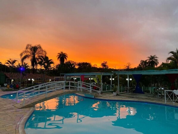 3 piscine all'aperto, ombrelloni da piscina, lettini