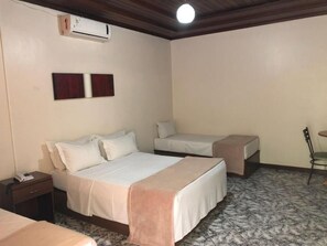 Appartamento Standard, vista giardino | Una scrivania, postazione laptop, Wi-Fi gratuito