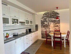 Kühlschrank, Ofen, Geschirrspüler, Wasserkocher mit Kaffee-/Teezubehör