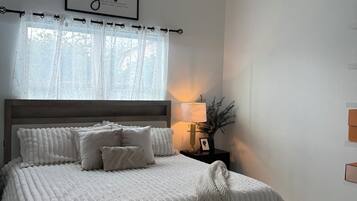 4 bedrooms, desk, iron/ironing board, WiFi