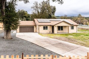 Exterior - Oakhurst Oasis – Modern Furnishings,  Sleeps 6+ (Oakhurst)
