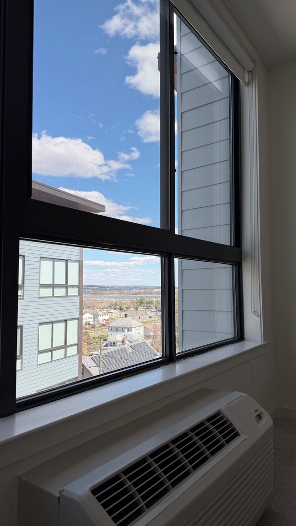 Interior - Cozy 1-bedroom apartment in Carteret with rooftop and gym access (Carteret)