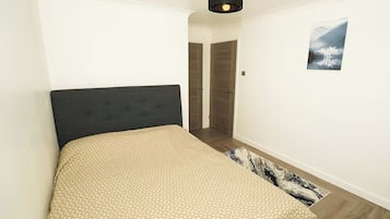 2 bedrooms, iron/ironing board, Internet, bed sheets
