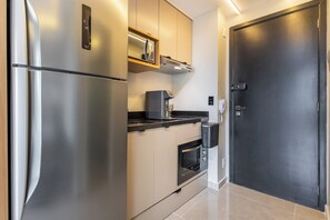 Private kitchen - Executive studio apartment in Brooklin with Wi-Fi, pool and gym - near Congonhas Airport. (São Paulo)