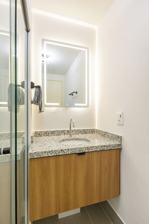 Shower, hair dryer, towels, soap - Executive studio apartment in Brooklin with Wi-Fi, pool and gym - near Congonhas Airport. (São Paulo)