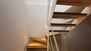 Eine moderne Treppe mit Holzboden und Metallgeländern.