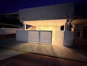 Property grounds - Luxury Vacation Home Just 40 Meters from the Beach—Dehesa de Campoamor, Alicante. (Orihuela)