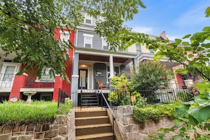 Exterior - Sojourn Sleek 3BD in the Heart of Capitol Hill (Washington DC)