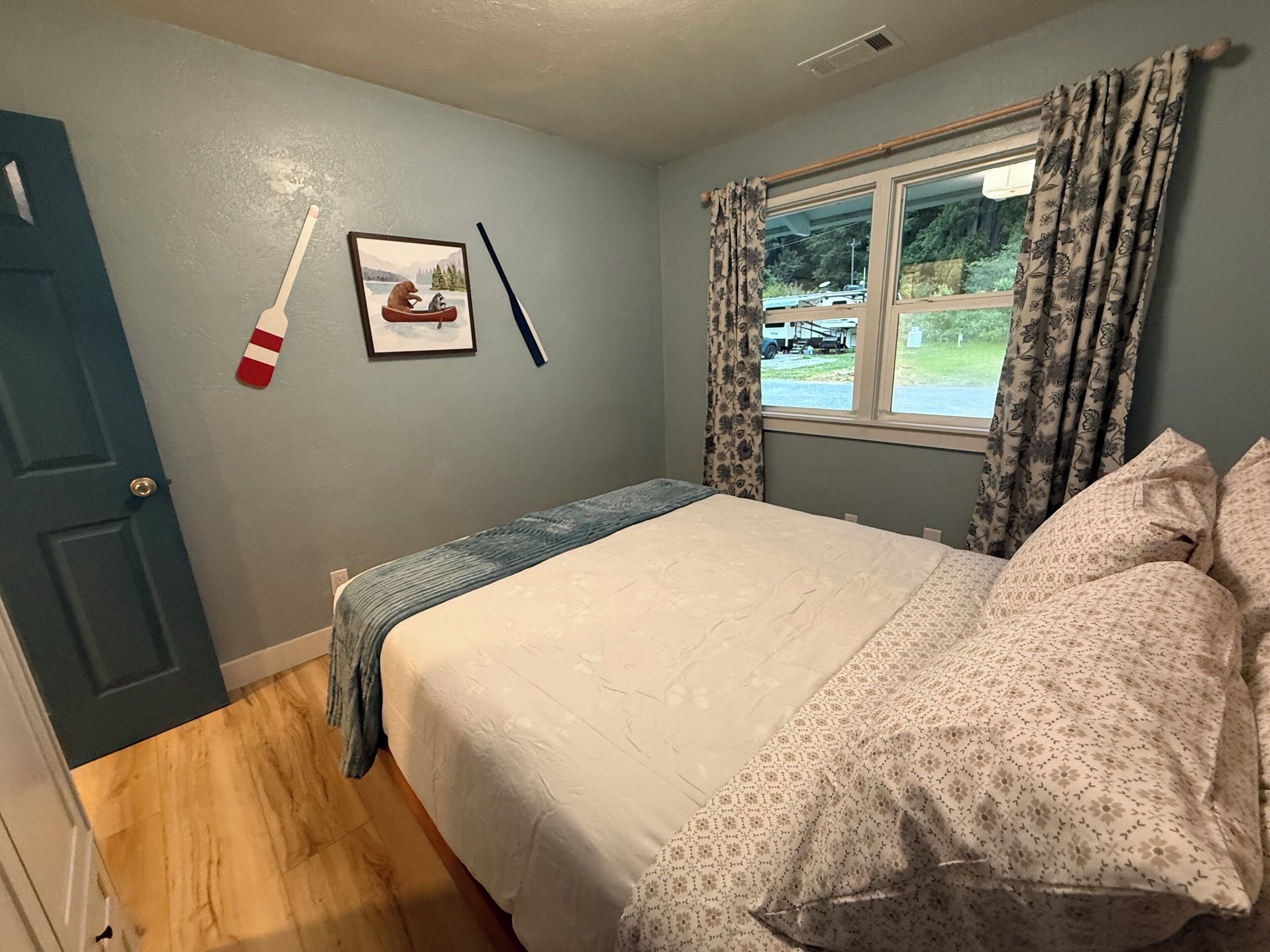 3 slaapkamers, een strijkplank/strijkijzer, gratis wifi, beddengoed