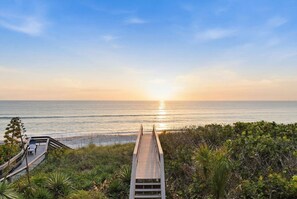 On the beach - Sunset Oasis: Beachfront Bliss with 2 Pools, Fire Pits & Room for 16 (Melbourne Beach)