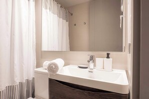 Shower, hair dryer, towels - Refugio La Poza 2BR with balcony (Pucon)