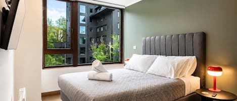 2 bedrooms, iron/ironing board, WiFi