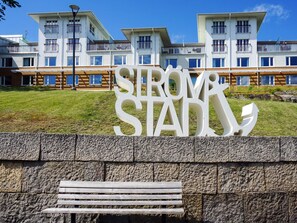 Un edificio con un cartel que dice 'STORM STADIUM'.