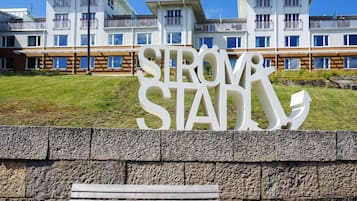 Um edifício com uma placa que diz 'STROM STAD'.