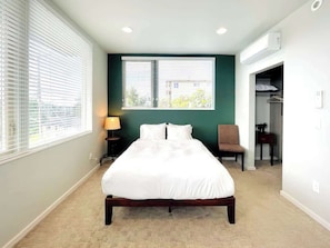 3 bedrooms, iron/ironing board, WiFi, bed sheets - Sunset views with private terrace on Queen Anne (Seattle)
