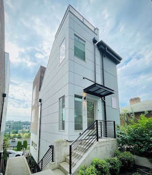 Exterior - Sunset views with private terrace on Queen Anne (Seattle)