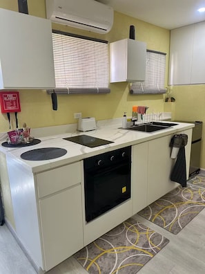 Private kitchen - Cozy 1-bedroom studio in beautiful Padmore Gardens Drive with AC (Padmore Gardens Drive)