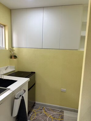 Private kitchen - Cozy 1-bedroom studio in beautiful Padmore Gardens Drive with AC (Padmore Gardens Drive)