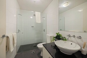 Een douche, een haardroger, handdoeken, shampoo