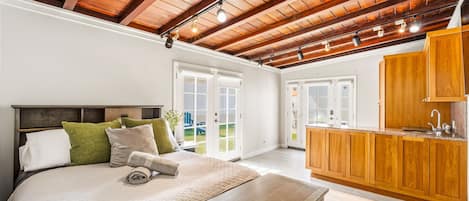 4 habitaciones, tabla de planchar con plancha y cuna de viaje
