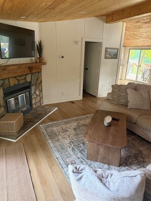 Smart TV, books - Lake front Pleasure Point Retreat with private dock! (Goodview)