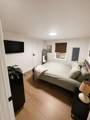 3 bedrooms, free WiFi, bed sheets - Lake front Pleasure Point Retreat with private dock! (Goodview)