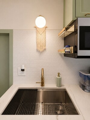 Private kitchen - Chic apartment in Lancaster, NY with A/C (Lancaster)