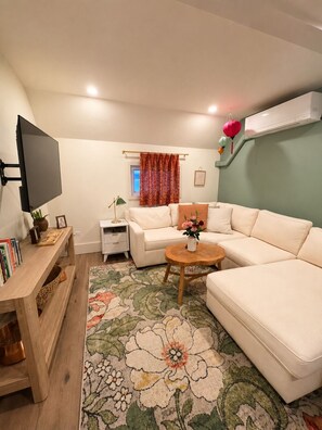 Smart TV - Chic apartment in Lancaster, NY with A/C (Lancaster)
