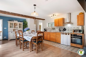 Fridge, microwave, oven, stovetop - Gîtes de France® - Gîte des Glaneuses (BOSVILLE)