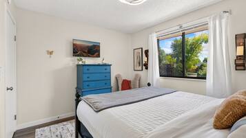 Townhome, Multiple Beds, Garden View (Backyard Hideaway) | 2 bedrooms, individually decorated, individually furnished, bed sheets