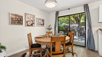 Townhouse, flere senger, hageutsikt (Backyard Hideaway) | Spiseområde
