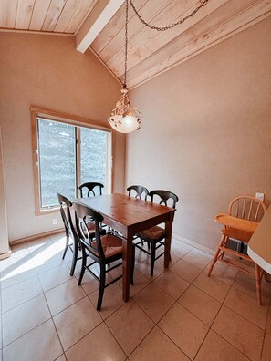 Dining - Fairway Nine 4338 - Spacious 3 Bedroom Mountain Retreat (Sun Valley)