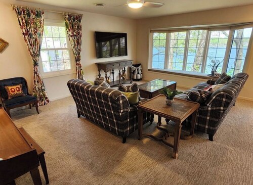 Perfect 4-bedroom house with AC in adorable Spirit Lake