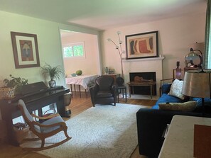 Living area - Spacious 4-bedroom family home in North Bethesda for rent - 3-6 months (Kensington)